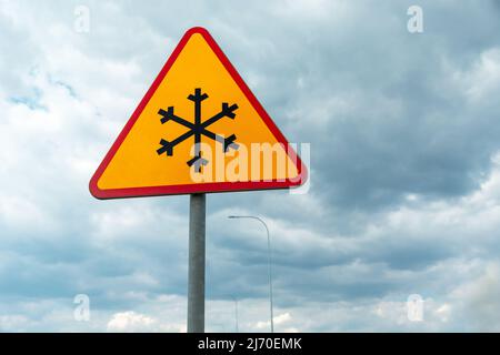 Straßenschild Warnung vor Straßenfrostbildung, Schneeflocke Stockfoto