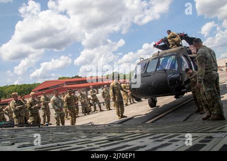 US-Armee-Soldaten der 3. Combat Aviation Brigade, 3. Infantry Division und Airmen von 9. Airlift Squadron, 436. Airlift Wing laden einen UH-60 Black Hawk-Hubschrauber auf eine C-5M Super Galaxy, während sie eine gemeinsame Luftlastausbildung auf dem Hunter Army Airfield, Georgia, 2. Mai 2022 durchführen. Diese Schulung ist von entscheidender Bedeutung, um sicherzustellen, dass die gemeinsamen Kräfte bereit sind, Ausrüstung sicher und effizient auf Flugzeuge des Air Mobility Command zu laden, um eine schnelle globale Mobilität und eine Projektion der Kampfkraft zu gewährleisten. (USA Armeefoto von Sgt. Savannah Roy/3. Combat Aviation Brigade, 3. Infantry Division) Stockfoto