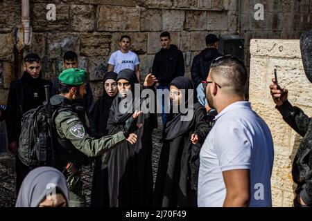 05. Mai 2022, ---, Jerusalem: Ein israelischer Sicherheitsbeamter zerstoert bei Zusammenstößen zwischen Israelis und Palästinensern mit jungen Frauen nach einem Besuch einer Gruppe jüdischer Menschen auf dem Al-Aqsa-Moschee-Gelände in der Altstadt von Jerusalem. Foto: Ilia Yefimovich/dpa Stockfoto