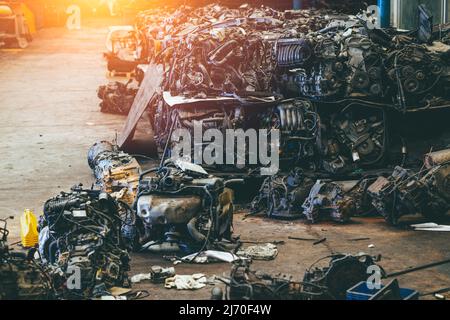 Alte gebrauchte japanische Auto-Motor in der Garage für Service ersetzen oder recyceln Stockfoto