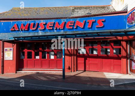 Eine geschlossene Spielhalle in der Nebensaison in Newquay in Cornwall. Stockfoto