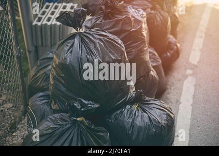 Haufen schwarzer Müllsäcke. Stadtabfallmanagement gute Hygiene. Stockfoto