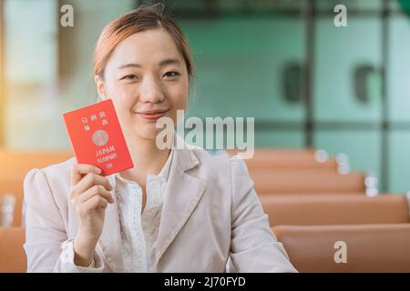 Japanische Staatsbürgerin Frau lächelnd zeigen Japan Pass am Flughafen bereit für die Flugreise nach Japan nach Hause Stockfoto