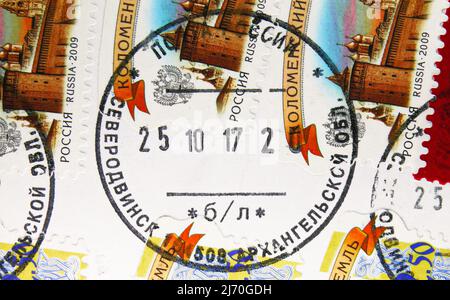 MOSKAU, RUSSLAND - 10. JUNI 2021: In Russland gedruckte Briefmarke des Postamtes Severodwinsk, Region Archangelsk, datiert 2017 Stockfoto