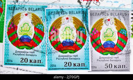 MOSKAU, RUSSLAND - 10. JUNI 2021: In Weißrussland gedruckte Briefmarken zeigen das Wappen von Belarus, 16. Serie definitiver Ausgaben, um 2016 Stockfoto