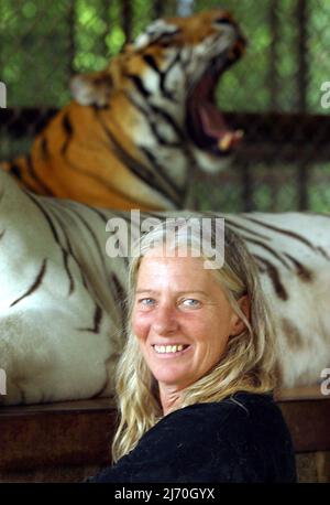 VICKY KEAHEY MIT TACOMA ALS CUB GERETTET. VICKY HAT ZUSAMMEN MIT FREIWILLIGEN DUTZENDE VON GROSSKATZEN VON PRIVATEN BESITZERN IM GANZEN STAAT GERETTET. ES WIRD GESCHÄTZT, DASS ES IN DEN USA MINDESTENS DOPPELT SO VIELE TIGER GIBT (MEHRHEITLICH IN DEN USA GEZÜCHTET) WIE DIE GESAMTE WILDPOPULATION DER WELT. PICTURE : GARY ROBERTS Stockfoto