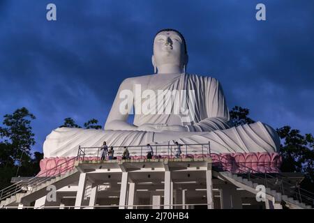 Malabe, Sri Lanka - 30. November 2021: Menschen an der weißen Buddha-Statue Korathota Raja Maha Viharaya, es ist ein buddhistischer Tempel in Korathota, Stockfoto