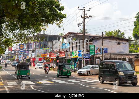Malabe, Sri Lanka - 4. Dezember 2021: Autos, Roller und Tuk Tuks sind auf der Straße in Malabe, einem Vorort von Colombo City Stockfoto
