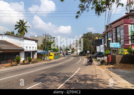 Malabe, Sri Lanka - 4. Dezember 2021: Colombo Vorort Street. Gewöhnliche Menschen gehen die Straße entlang Stockfoto