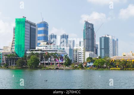 Colombo, Sri Lanka - 3. Dezember 2021: Skyline von Colombo mit modernen Wolkenkratzern unter bewölktem Himmel an einem sonnigen Tag Stockfoto