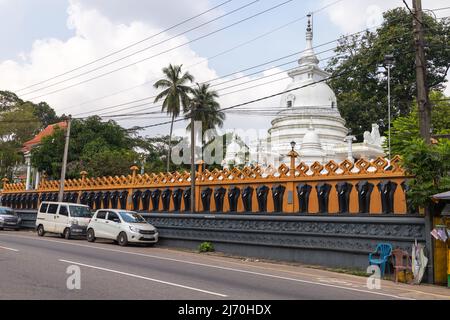 Malabe, Sri Lanka - 4. Dezember 2021: Zaun und Kuppel des Sri Sudharshanarama Purana Viharaya, Haupttempel für Buddhisten in Pittugala Stockfoto