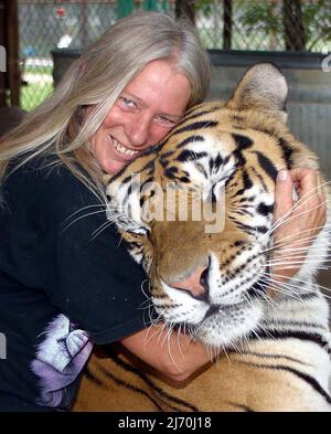 VICKY KEAHEY MIT TACOMA ALS CUB GERETTET. VICKY HAT ZUSAMMEN MIT FREIWILLIGEN DUTZENDE VON GROSSKATZEN VON PRIVATEN BESITZERN IM GANZEN STAAT GERETTET. ES WIRD GESCHÄTZT, DASS ES IN DEN USA MINDESTENS DOPPELT SO VIELE TIGER GIBT (MEHRHEITLICH IN DEN USA GEZÜCHTET) WIE DIE GESAMTE WILDPOPULATION DER WELT. PICTURE : GARY ROBERTS Stockfoto