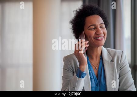Nahaufnahme einer Geschäftsfrau mit geschlossenen Augen, die auf einem Smartphone spricht, eine glückliche Managerin trägt Formalien, sie arbeitet im Unternehmensbüro. Stockfoto