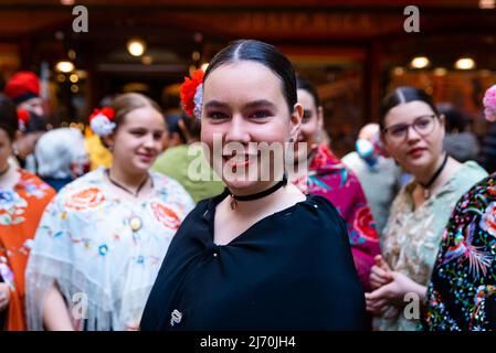 Barcelona, Spanien - 20. April 2022: Spanische und katalanische Tänzerin, Brünette und schönes, typisch spanisches Tänzerin-Portrait mit traditioneller Kleidung. Kat Stockfoto