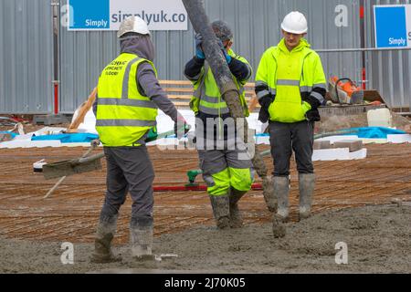 Technic Concrete Pumping, eine hydraulische Maschine aus dem Jahr £500.000, transportiert Nassbeton aus 15 Betonmischern, die voraussichtlich auf dem Preston Docks-Gelände auf dem Navigationsweg ankommen werden. Der bereits gestapelte Standort erhält nun 175 Kubikmeter Zement als Grundlage für die zweistöckige Struktur DES MORAR-Pflegehauses. Stockfoto