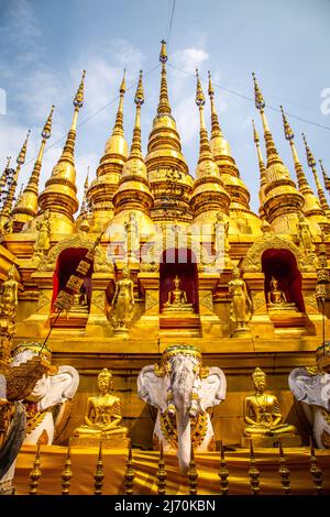 Wat Phrathat Suthon Mongkhon Khiri Tempelkomplex in Phrae, Thailand Stockfoto