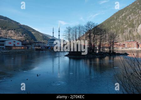 Uzungol See in Trabzon Türkei, kleine Insel im See im Winter. Stockfoto