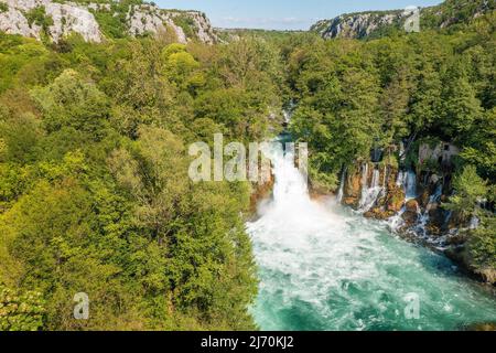 Luftaufnahme des Bilusica buk Wasserfalls im Krka Nationalpark, Kroatien Stockfoto