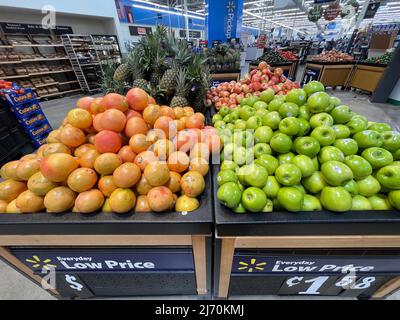 Grovetown, GA USA - 04 20 22: Walmart Innenäpfel auf dem Display mit fehlendem Preisschild Stockfoto