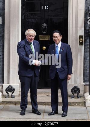 Premierminister Boris Johnson begrüßt den japanischen Premierminister Fumio Kishida in der Downing Street 10 in London. Bilddatum: Donnerstag, 5. Mai 2022. Stockfoto