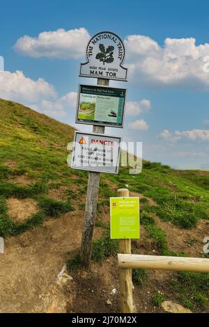 National Trust Omega Schild am Mam Tor in der Nähe von Castleton im High Peak von Derbyshire, Peak District National Park, England, Großbritannien Stockfoto