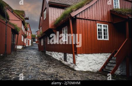 Typische rote Holzhäuser des historischen Viertels Torshavn auf den Färöern. Dänemark. Europa... Stockfoto