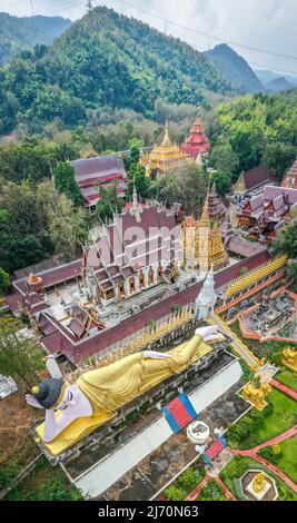 Wat Phrathat Suthon Mongkhon Khiri Tempelkomplex in Phrae, Thailand Stockfoto
