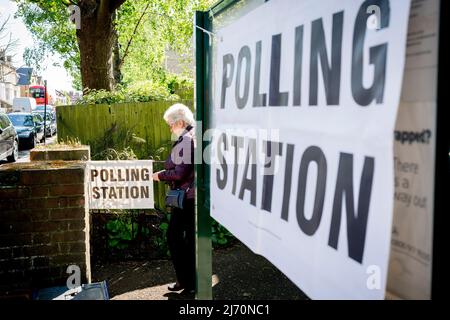 Die Baptist Church Polling Station in East Dulwich öffnet für die Wähler in Süd-London während der Kommunalwahlen in England, Schottland, Wales und für die Nordirland-Versammlung am 5.. Mai 2022 in London, England. Es gibt Wahlen für 144 von 333 Räten, darunter alle Londoner Bezirke, 33 von 36 Metropolregionen, 60 von 181 Bezirksräten und 21 von 58 Einheitsbehörden. Stockfoto