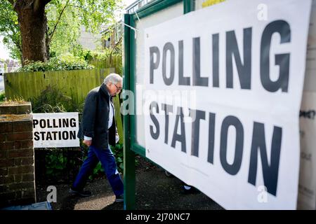 Die Baptist Church Polling Station in East Dulwich öffnet für die Wähler in Süd-London während der Kommunalwahlen in England, Schottland, Wales und für die Nordirland-Versammlung am 5.. Mai 2022 in London, England. Es gibt Wahlen für 144 von 333 Räten, darunter alle Londoner Bezirke, 33 von 36 Metropolregionen, 60 von 181 Bezirksräten und 21 von 58 Einheitsbehörden. Stockfoto