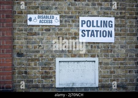 Die Polling Station in Herne Hill öffnet sich für die Wähler im Süden Londons während der Kommunalwahlen in England, Wales und für die nordirische Versammlung am 5.. Mai 2022 in London, England. Es gibt Wahlen für 144 von 333 Räten, darunter alle Londoner Bezirke, 33 von 36 Metropolregionen, 60 von 181 Bezirksräten und 21 von 58 Einheitsbehörden. Stockfoto