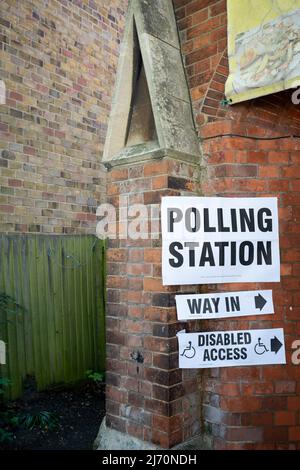 Die Baptist Church Polling Station in East Dulwich öffnet für die Wähler in Süd-London während der Kommunalwahlen in England, Schottland, Wales und für die Nordirland-Versammlung am 5.. Mai 2022 in London, England. Es gibt Wahlen für 144 von 333 Räten, darunter alle Londoner Bezirke, 33 von 36 Metropolregionen, 60 von 181 Bezirksräten und 21 von 58 Einheitsbehörden. Stockfoto