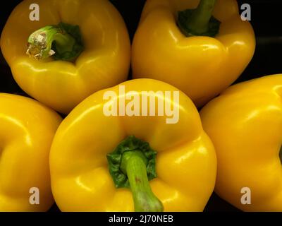 Augusta, GA USA - 01 19 22: Gelbe Paprika in einem Einzelhandelsgeschäft Produktion Abteilung Stockfoto