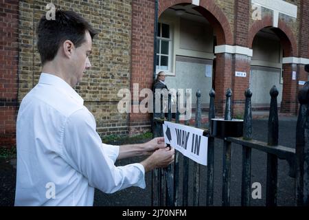 Die Polling Station in Herne Hill öffnet sich für die Wähler im Süden Londons während der Kommunalwahlen in England, Wales und für die nordirische Versammlung am 5.. Mai 2022 in London, England. Es gibt Wahlen für 144 von 333 Räten, darunter alle Londoner Bezirke, 33 von 36 Metropolregionen, 60 von 181 Bezirksräten und 21 von 58 Einheitsbehörden. Stockfoto