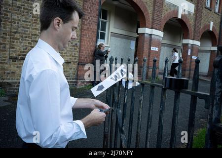 Die Polling Station in Herne Hill öffnet sich für die Wähler im Süden Londons während der Kommunalwahlen in England, Schottland, Wales und für die Nordirland-Versammlung am 5.. Mai 2022 in London, England. Es gibt Wahlen für 144 von 333 Räten, darunter alle Londoner Bezirke, 33 von 36 Metropolregionen, 60 von 181 Bezirksräten und 21 von 58 Einheitsbehörden. (Foto von Richard Baker / in Bildern über Getty Images) Stockfoto