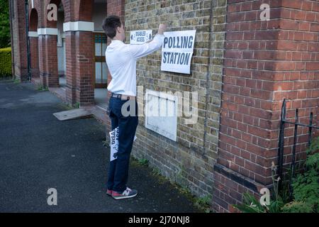 Die Polling Station in Herne Hill öffnet sich für die Wähler im Süden Londons während der Kommunalwahlen in England, Wales und für die nordirische Versammlung am 5.. Mai 2022 in London, England. Es gibt Wahlen für 144 von 333 Räten, darunter alle Londoner Bezirke, 33 von 36 Metropolregionen, 60 von 181 Bezirksräten und 21 von 58 Einheitsbehörden. Stockfoto