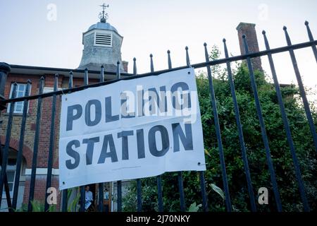 Die Polling Station in Herne Hill öffnet sich für die Wähler im Süden Londons während der Kommunalwahlen in England, Schottland, Wales und für die Nordirland-Versammlung am 5.. Mai 2022 in London, England. Es gibt Wahlen für 144 von 333 Räten, darunter alle Londoner Bezirke, 33 von 36 Metropolregionen, 60 von 181 Bezirksräten und 21 von 58 Einheitsbehörden. (Foto von Richard Baker / in Bildern über Getty Images) Stockfoto