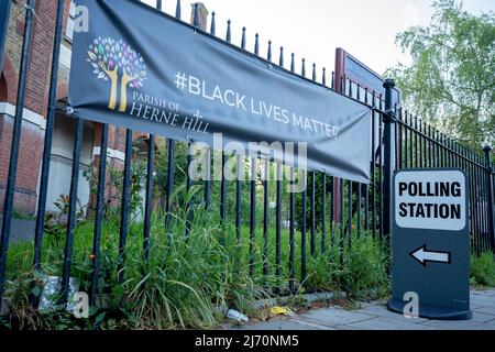 Die Polling Station in Herne Hill öffnet sich für die Wähler im Süden Londons während der Kommunalwahlen in England, Schottland, Wales und für die Nordirland-Versammlung am 5.. Mai 2022 in London, England. Es gibt Wahlen für 144 von 333 Räten, darunter alle Londoner Bezirke, 33 von 36 Metropolregionen, 60 von 181 Bezirksräten und 21 von 58 Einheitsbehörden. (Foto von Richard Baker / in Bildern über Getty Images) Stockfoto