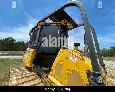 Augusta, GA USA - 04 13 22: Komatsu 39PX Digger dozier Seitenansicht Stockfoto