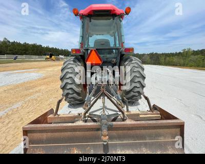 Augusta, GA USA - 04 13 22: Rückenbefestigung des roten Kubota-Traktors Stockfoto