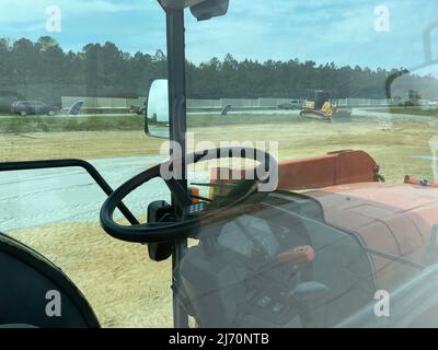 Augusta, GA USA - 04 13 22: Kubota roter Traktor im Fahrerhaus Stockfoto