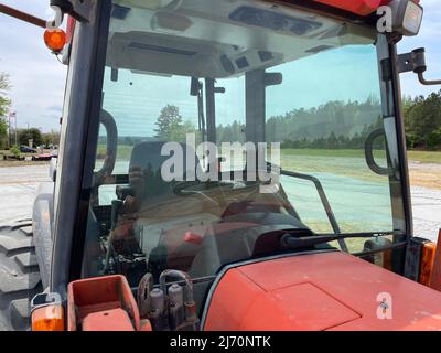 Augusta, GA USA - 04 13 22: Kubota Red Traktor Vorderansicht des Fahrerhauses Stockfoto