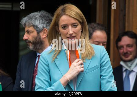 Rom, Italien. 05.. Mai 2022. Die Präsidentin des Europäischen Parlaments, Roberta Metsola, trifft vor dem Palazzo Montecitorio den Präsidenten der Abgeordnetenkammer des italienischen Parlaments, Roberto Fico. Stockfoto