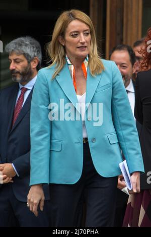 Rom, Italien. 05.. Mai 2022. Die Präsidentin des Europäischen Parlaments, Roberta Metsola, trifft vor dem Palazzo Montecitorio den Präsidenten der Abgeordnetenkammer des italienischen Parlaments, Roberto Fico. Stockfoto