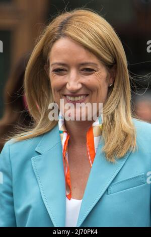 Rom, Italien. 05.. Mai 2022. Die Präsidentin des Europäischen Parlaments, Roberta Metsola, trifft vor dem Palazzo Montecitorio den Präsidenten der Abgeordnetenkammer des italienischen Parlaments, Roberto Fico. Stockfoto