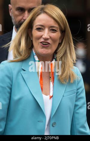 Rom, Italien. 05.. Mai 2022. Die Präsidentin des Europäischen Parlaments, Roberta Metsola, trifft vor dem Palazzo Montecitorio den Präsidenten der Abgeordnetenkammer des italienischen Parlaments, Roberto Fico. Stockfoto