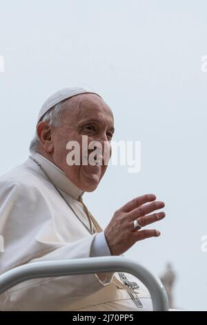 Papst Franziskus winkt den Gläubigen zu, als er auf dem Petersplatz ankommt. Papst Franziskus leitet seine traditionelle Generalaudienz am Mittwoch. Traditionelle Generalaudienz am Mittwoch von Papst Franziskus auf dem Petersplatz in der Vatikanstadt. Stockfoto