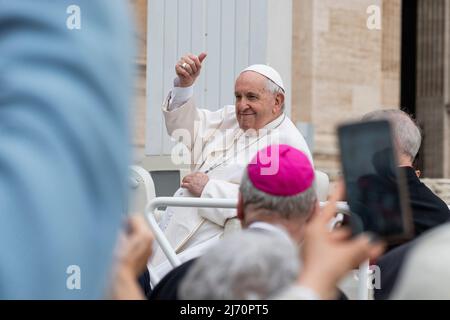 Papst Franziskus winkt den Gläubigen zu, als er auf dem Petersplatz ankommt. Papst Franziskus leitet seine traditionelle Generalaudienz am Mittwoch. Traditionelle Generalaudienz am Mittwoch von Papst Franziskus auf dem Petersplatz in der Vatikanstadt. Stockfoto