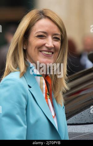 Rom, Italien. 05.. Mai 2022. Die Präsidentin des Europäischen Parlaments, Roberta Metsola, trifft vor dem Palazzo Montecitorio den Präsidenten der Abgeordnetenkammer des italienischen Parlaments, Roberto Fico. Stockfoto