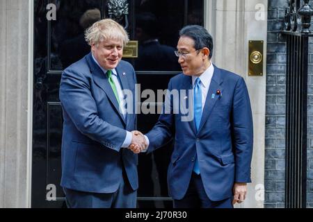 London, Großbritannien. 5.. Mai 2022, Downing Street, London, UK. Der britische Premierminister Boris Johnson, Begrüßt den japanischen Premierminister Fumio Kishida in der Downing Street, London, Großbritannien. Es wird erwartet, dass der Premierminister und sein japanischer Amtskollege die Beziehungen des Vereinigten Königreichs zu unserem engsten asiatischen Sicherheitspartner vertiefen und die Zusammenarbeit in den Bereichen Verteidigung, Handel und grüne Energie rasch beschleunigen werden. Amanda Rose/Alamy Live News Stockfoto