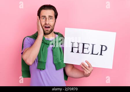 Foto von jungen besorgt negative Stimmung arbeitslosen Mann auf der Suche nach Job bankrott isoliert auf rosa Hintergrund Stockfoto